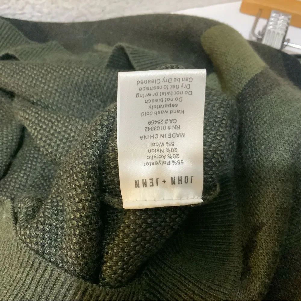 John + Jenn V-neck Fitz Green Camo Sweater S/P - Picture 8 of 8